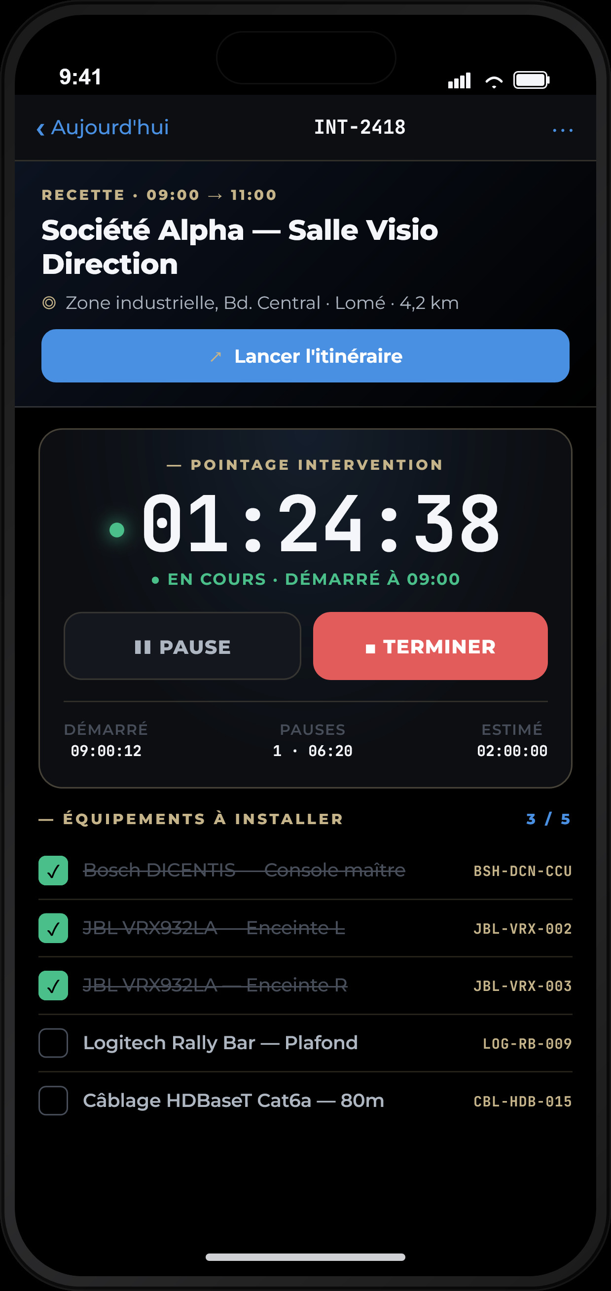 Vue mobile terrain d'AV Project Manager : détail d'une intervention avec pointage et check-list d'équipements, en données de démonstration