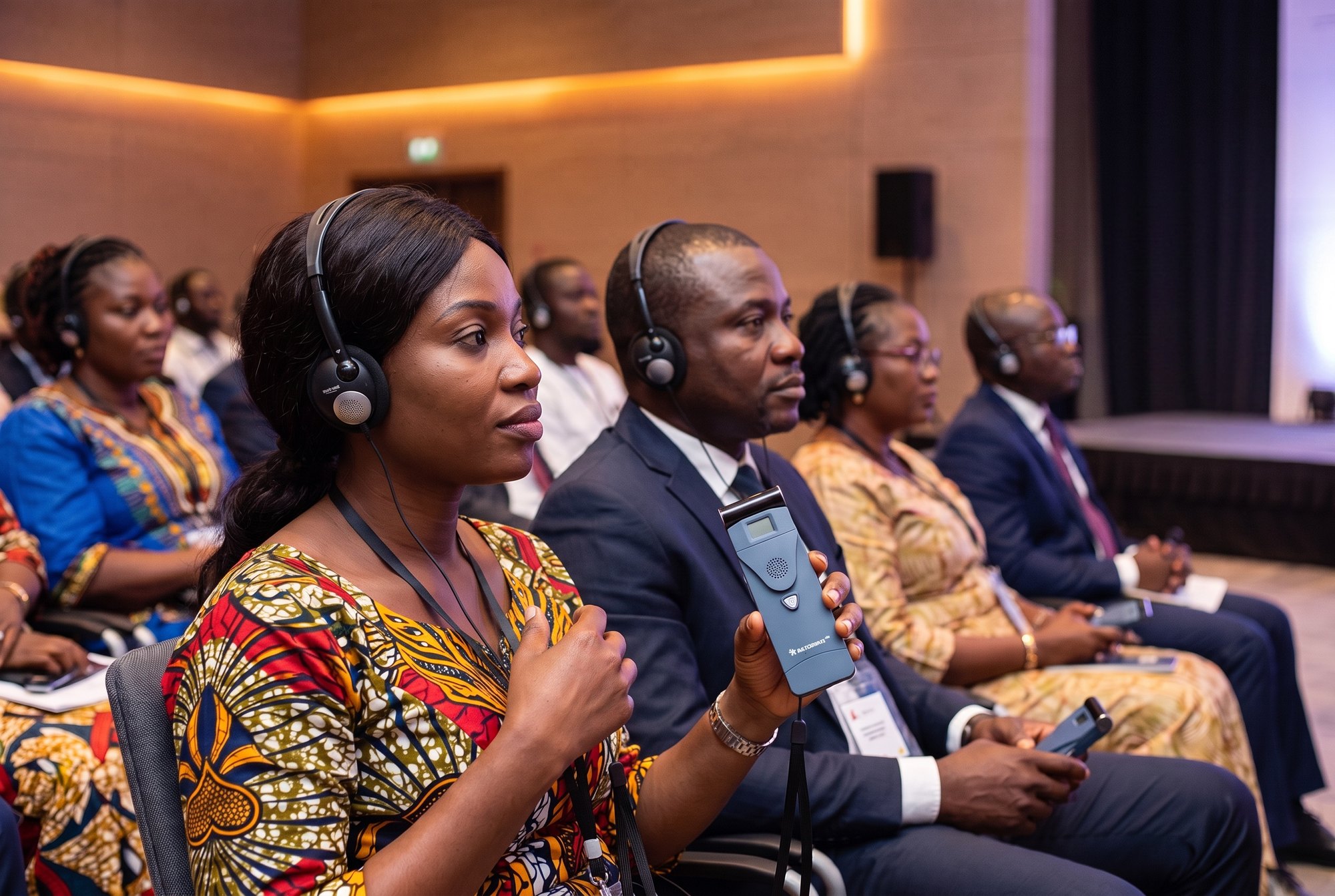 Auditoire d'une conférence internationale, chacun équipé d'un récepteur et d'un casque d'interprétation